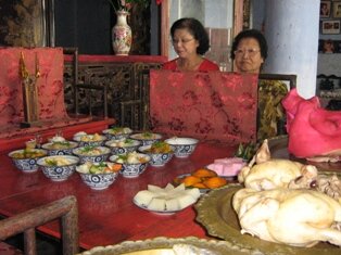 Kee Lai Huat name tablet being invited down for Cheng Beng Meal