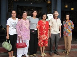 Nyonya Pearl with relatives during cheng beng