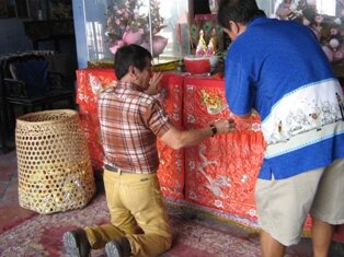 Pouring wine around the altar at Kee Kongsi