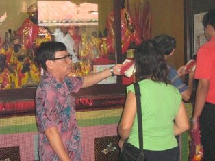 A temple senior conducting the Poh Oon Ceremony