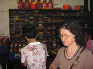 Pouring oil for love ones in Kuan Yin Teng