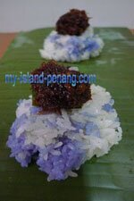 Pulut Inti, Sticky blue rice top with gula melaka and coconut shreds