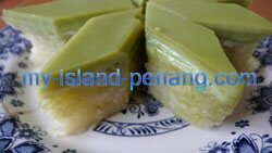 Serimuka, green and white sticky rice cake