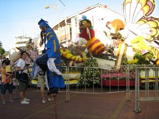 Man on stilts in Khoo Kongsi Penang