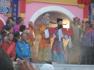 Men on stilts in Khoo Kongsi Penang