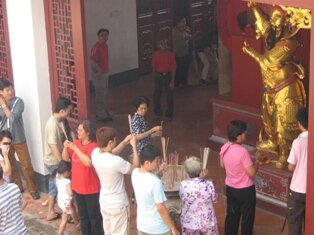 Folding the Thnee Kong Kim heavenly joss paper